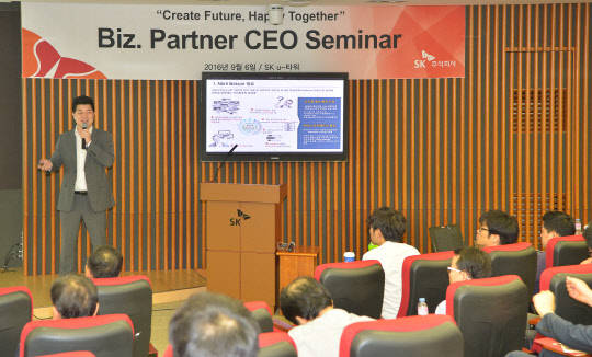 SK주식회사 C&C는 6일 경기 분당사옥에서 '제3회 BP사 CEO세미나'를 개최했다고 밝혔다. 김종민 SK주식회사C&C 에이브릴사업개발팀장이 인공지능을 주제로 협력사(BP) 대표를 대상으로 강의하고 있다.   SK주식회사C&C 제공